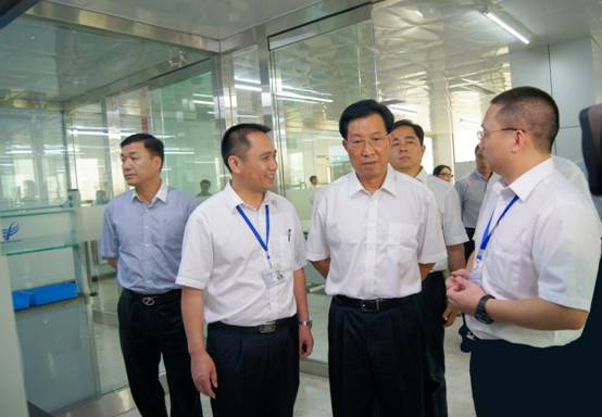 图为浙江省委副书记王辉忠(左三)考察调研温州宏丰时的场景